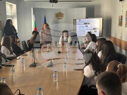 Ученици от Професионалната гимназия по икономическа информатика "Джон Атанасов" в Търговище посетиха МОН 