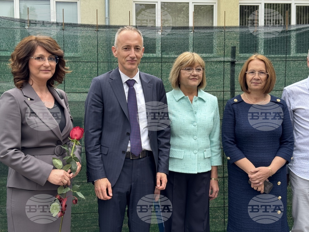 Символична първа копка даде началото на изграждането на физкултурен салон в казанлъшкото Основно училище „Мати Болгария“