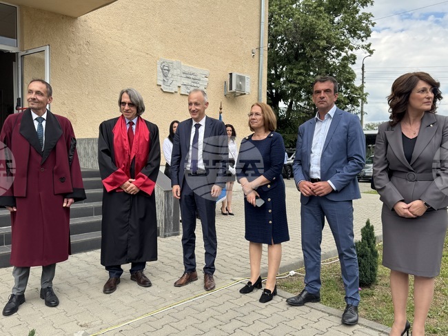 Министърът на образованието Красимир Вълчев връчи дипломите за висше образование на випуск 2024 на Техническия колеж в Казанлък