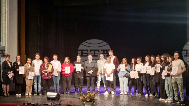 Абитуриенти от община Разград получиха финансова помощ в навечерието на 24 май