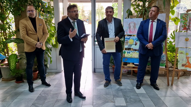 Генералният директор на БТА Кирил Вълчев награди победителите в конкурса за детски творби „Моят приказен свят“ в Стражица