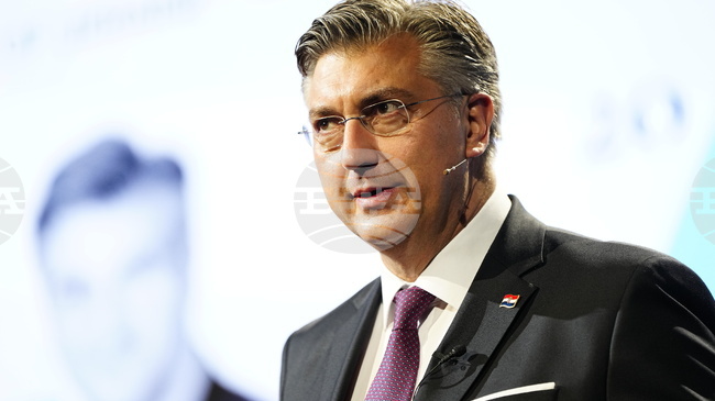 Украйна не бива да подписва предаването на територии на Русия, заяви хърватският премиер