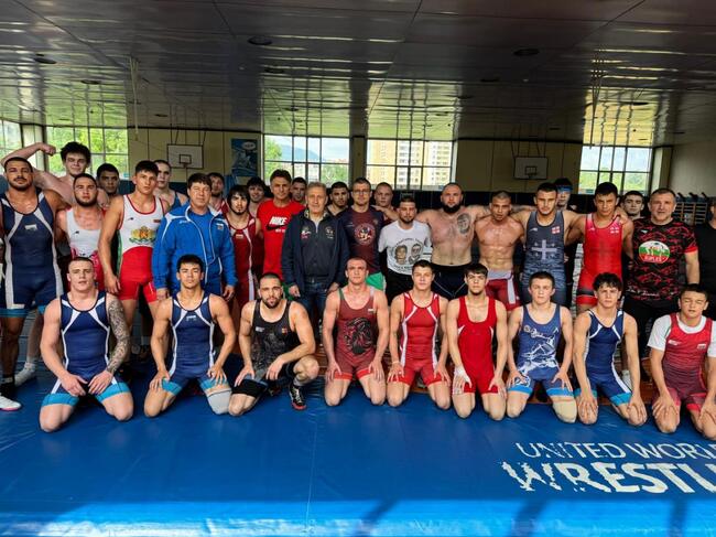 Генералният секретар на БОК Белчо Горанов посети лагера на националния отбор по борба класически стил в комплекс "Диана"