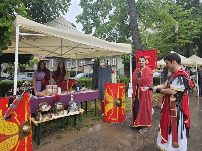 Регионален исторически музей – Разград: Екип от Регионалния исторически музей изкушаваше гостите на фестивала „Римски пазар на Сексагинта Приста“ с хляб от I и вино от V век