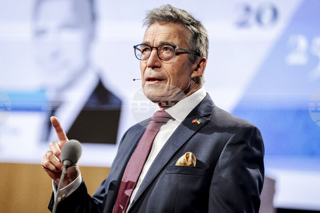 Време да се спре с „ласкателствата“ към американския държавен глава, заяви Андерс Фог Расмусен