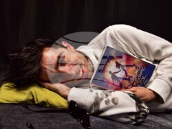 „Защото в твоите очи“ е дебютният роман на актьора и комик Ей Бо. Снимка: „Сиела“