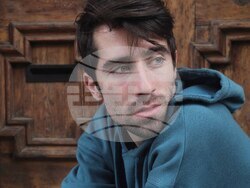 „Защото в твоите очи“ е дебютният роман на актьора и комик Ей Бо. Снимка: „Сиела“