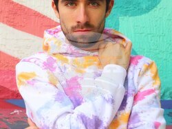 „Защото в твоите очи“ е дебютният роман на актьора и комик Ей Бо. Снимка: „Сиела“