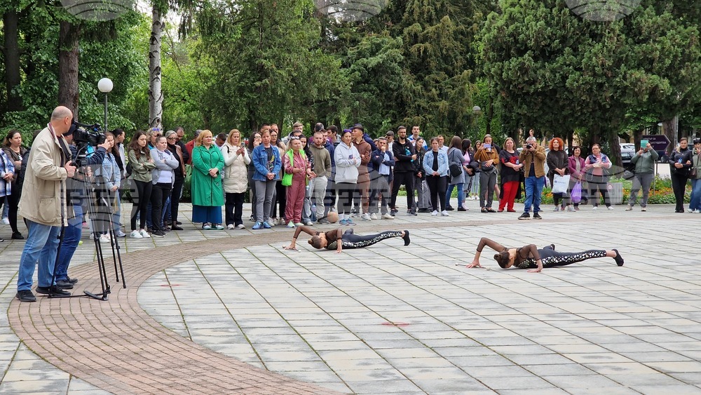 Спортен празник организира Шуменският университет "Епископ Константин Преславски" пред сградата на Ректората 