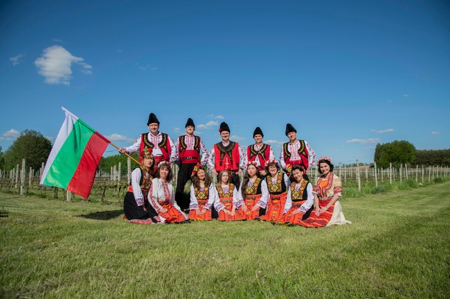 Емилия Незнанска, група „Булгарика“ във Варшава: Всичките ни участия са вълнуващи, всеки път танцуваме хора̀ пред непознати хора