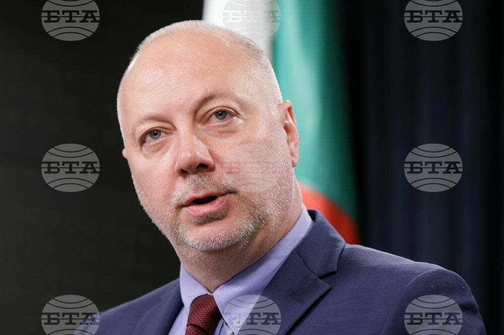 PM, Central Bank Governor Sign Position Backing Euro Adoption by 2026