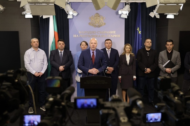 Премиерът Желязков и управителят на БНБ подписаха позиция в подкрепа на въвеждане на еврото в България от 1 януари 2006 г.