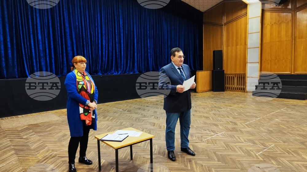 Сдружението на предприемачите в Пазарджик преоборудва с нови столове залата на Младежкия дом