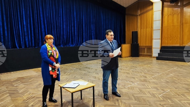 Сдружението на предприемачите в Пазарджик преоборудва с нови столове залата на Младежкия дом