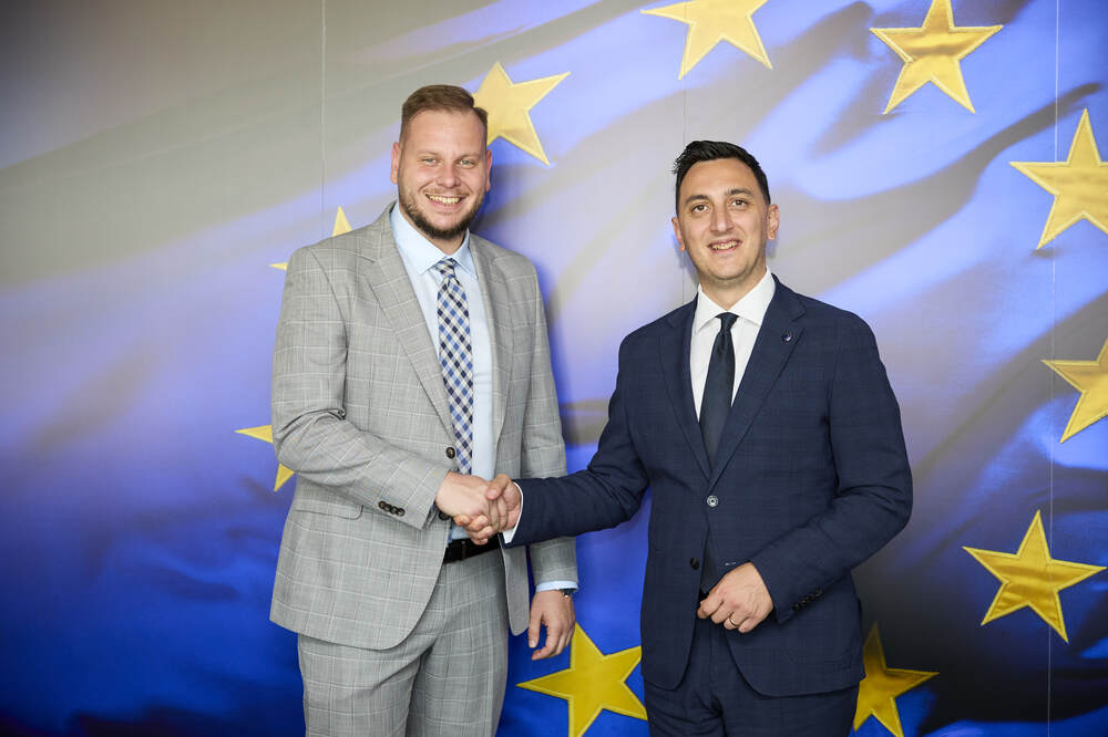 ММС: Зам.-министър Петър Младенов се срещна с еврокомисаря по младежта и спорта Глен Микалеф