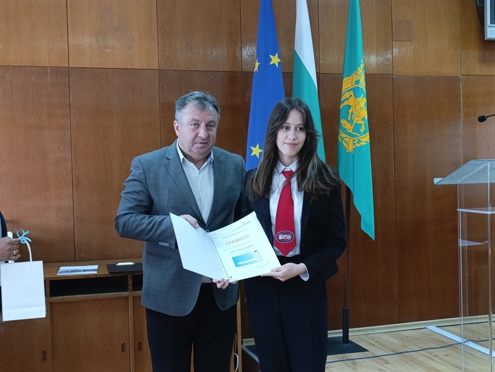 Община Шумен: Кметът награди ученици за активност по европейски проекти