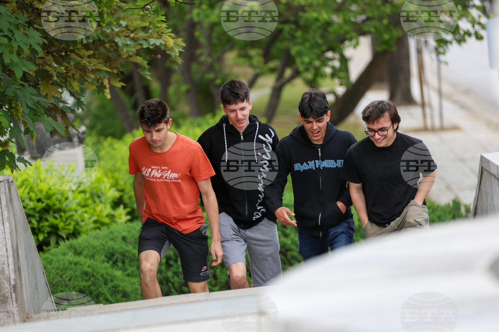 Абитуриентите трябва да плащат сами здравните си осигуровки през летните месеци, напомнят от НАП