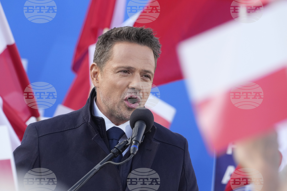 Кандидатът за президент на управляващите в Полша води в проучванията преди изборите в неделя