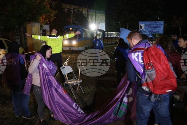 Протест спря движението на градския транспорт в София