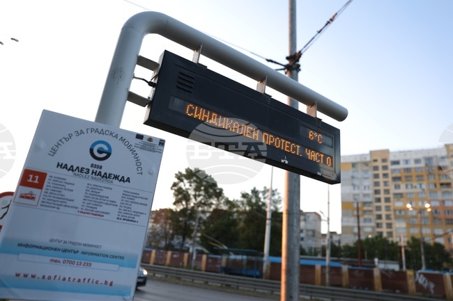 Протестът на наземния градски транспорт в София продължава през нощта и утре, метрото ще работи 