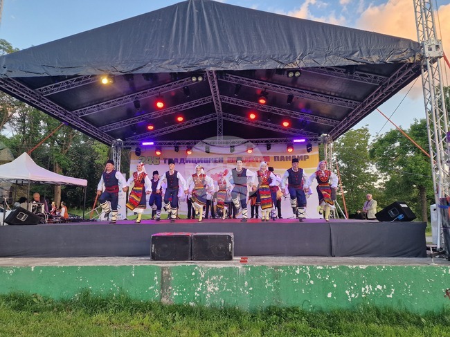 Нов концерт-спектакъл представя фолклорният ансамбъл „Мизия“ в Търговище