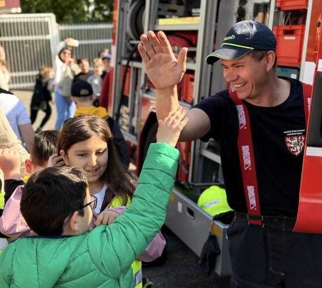 Практически урок по пожарна безопасност се състоя в Българското средно училище „Д-р Петър Берон“ в Прага