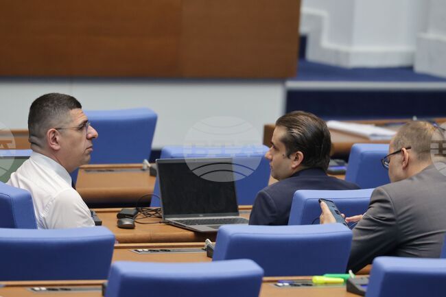 Вотовете на недоверие срещу правителството са под режисурата на ГЕРБ, смята Ивайло Мирчев от ПП-ДБ