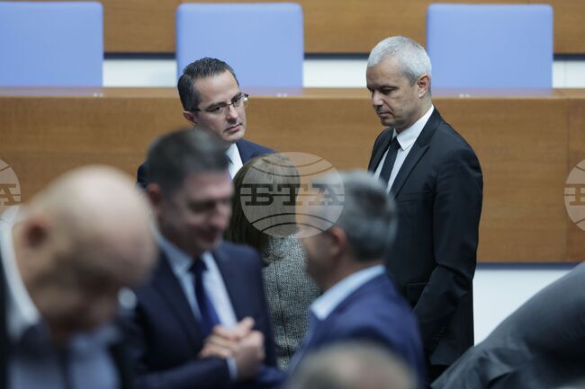 Предложението на президента Румен Радев за референдум е законосъобразно и трябва да мине през пленарната зала, каза Костадин Костадинов