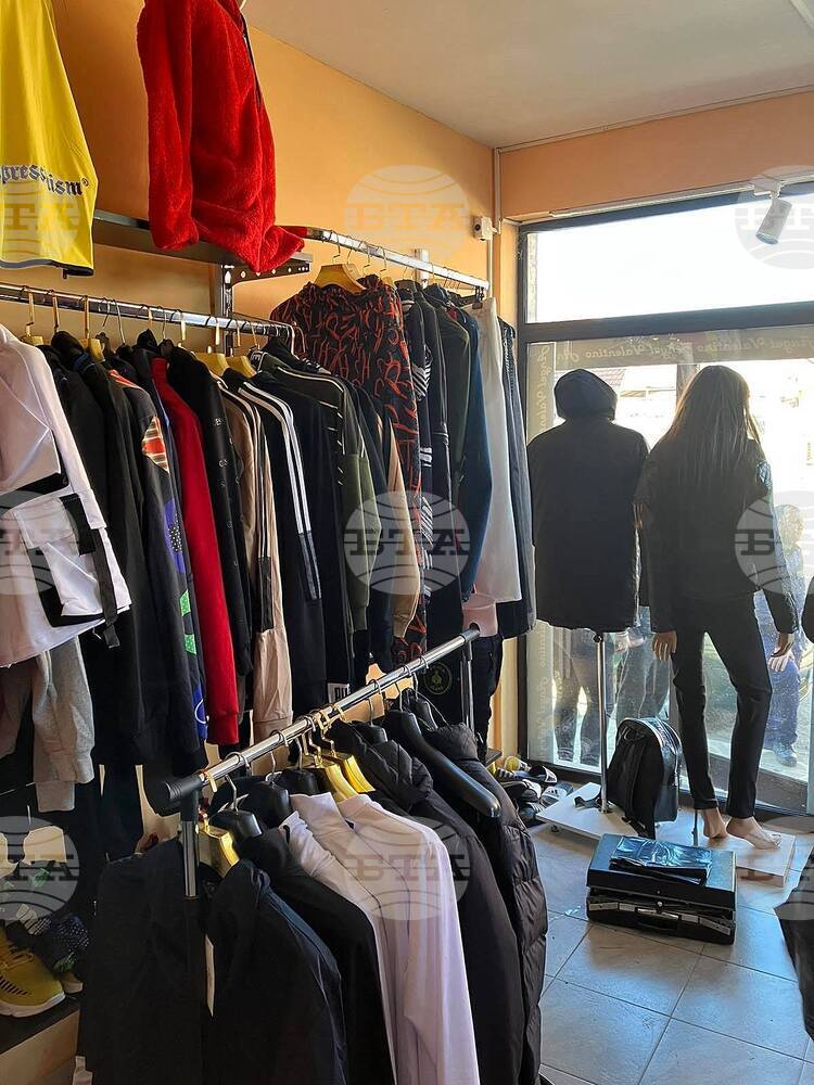 При акция на полицията в Монтана са иззети големи количества дрехи, имитации на известни марки