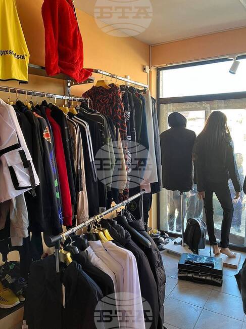 При акция на полицията в Монтана са иззети големи количества дрехи, имитации на известни марки