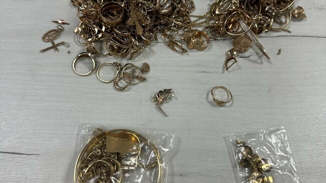 Customs Officials Seize 4.6 Kg of Gold from Minibus Heading for Turkiye
