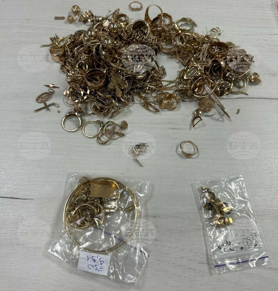 Customs Officials Seize 4.6 Kg of Gold from Minibus Heading for Turkiye