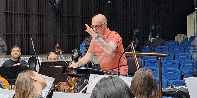 Приемам предстоящия концерт със Симфониета Враца за мисия, каза диригентът Владимир Бошнаков