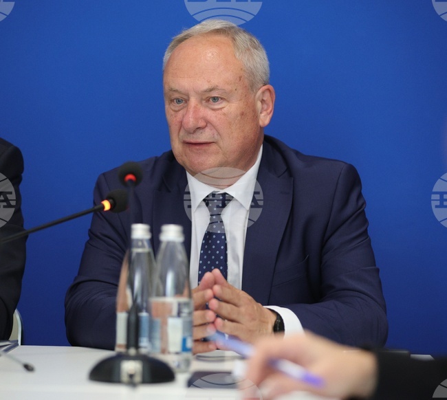 Системата за обгрижване в дома да обхваща и хората, които са изписани от болница, но имат нужда от долекуване, призова Дарин Димитров от НСОРБ