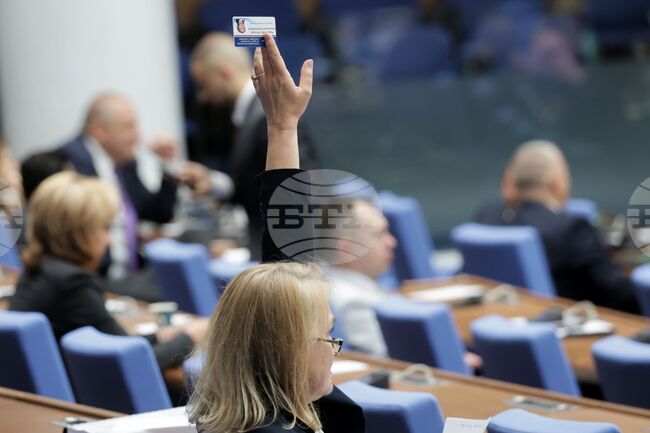 Народното събрание удължи работното си време до приемането на първо гласуване на промени в Закона за висшето образование