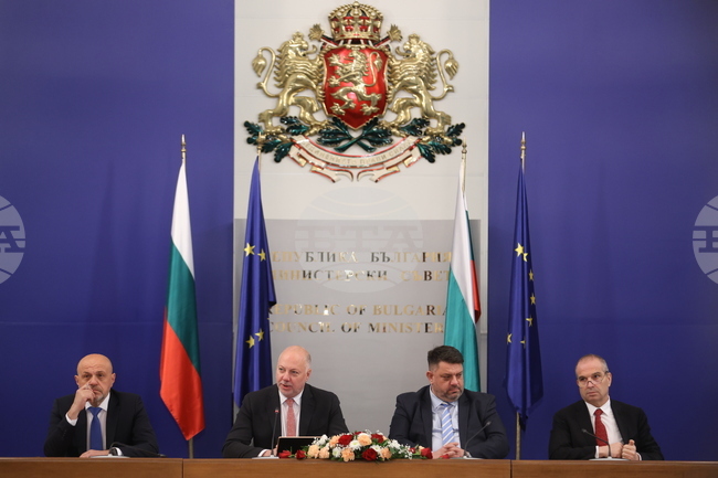 Присъединяването към еврозоната, укрепването на отбраната и защитата на най-уязвимите са сред акцентите в отчета на правителството