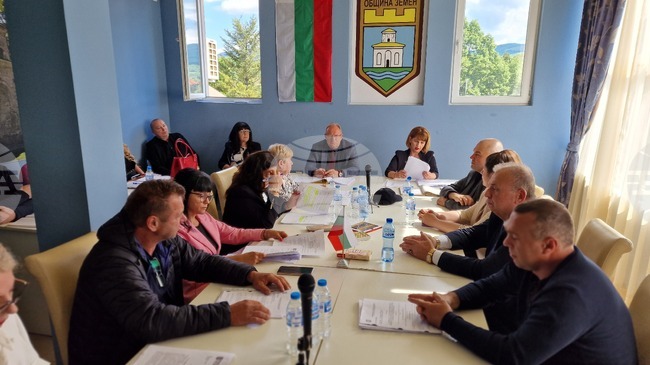 Съветниците в Земен гласуваха Общината да придобие два леки автомобила