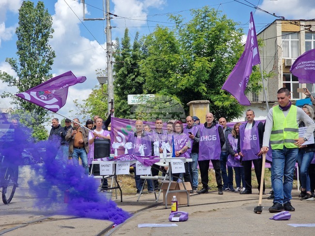 Над 12 часа продължава протестът на наземния градски транспорт в София, не е обявен краен час