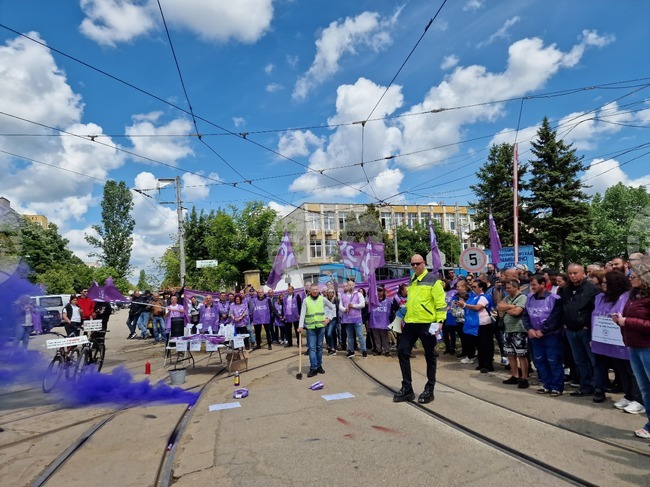 Наземен градски транспорт нямаше цял ден в София заради протест, кметът покани синдикатите на среща утре 