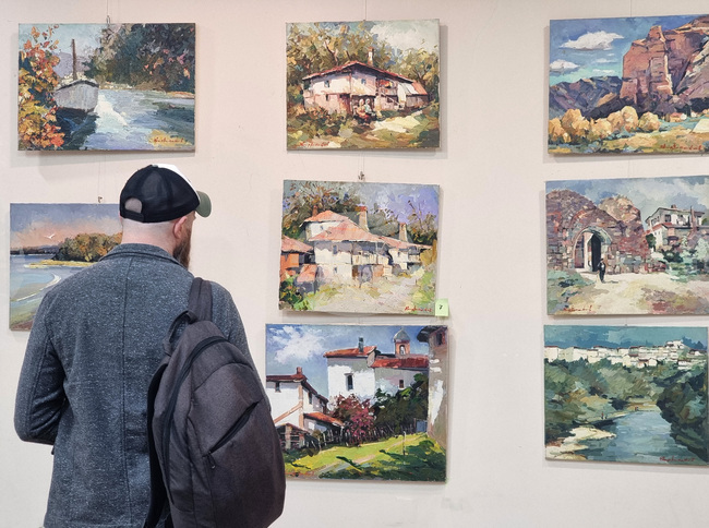 Изложба „Свободна птица“ на Явор Витанов е част от събитията за 105-годишнината на Варненския икономически университет