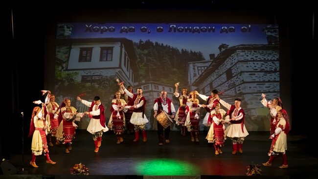 В Лион ще представим най-новия си танц „На мегдана“, казаха пред БТА ръководителите на фолклорен клуб „Мераклии“ в Лондон