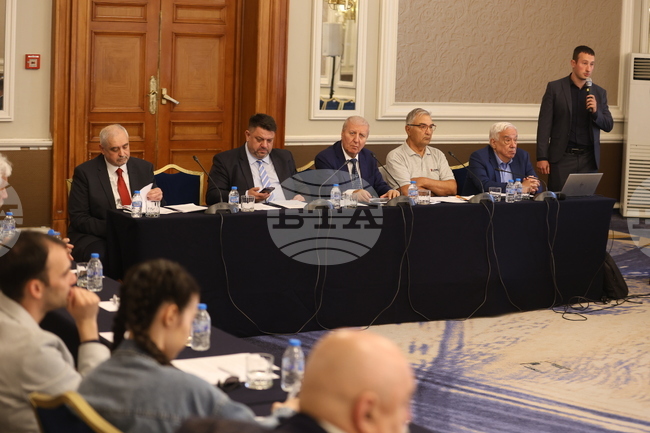 С приемането на еврото имаме уникална възможност за подем, коментира проф. Александър Томов на конференция в София