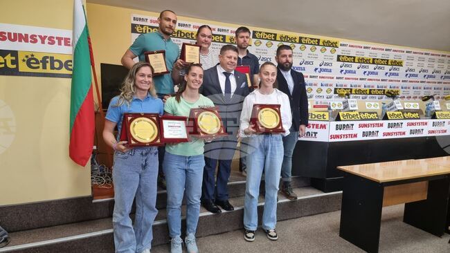 Българска федерация бадминтон връчи специални плакети на Стефани Стоева, Габриела Стоева, Калояна Налбантова и на техните треньори