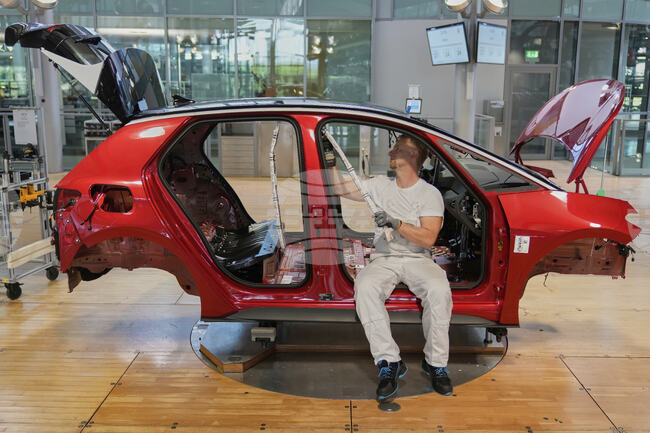 „Стъклената фабрика“ в Дрезден ще произведе днес последния си автомобил 