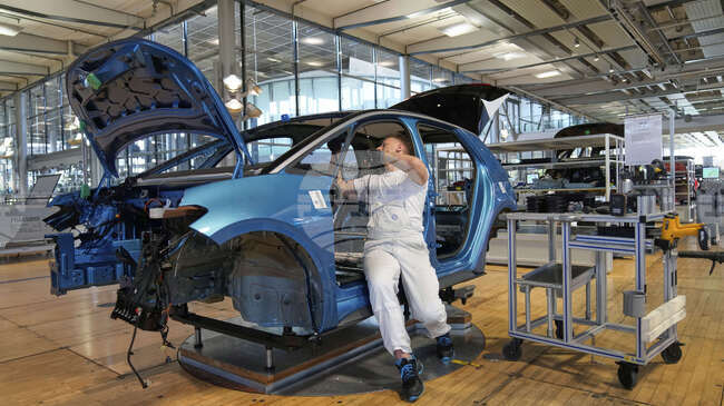 Бизнес климатът в германската автомобилна промишленост значително се е влошава през ноември, отчита „Ифо“