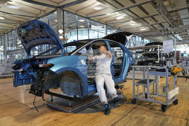 Бизнес климатът в германската автомобилна промишленост значително се е влошава през ноември, отчита „Ифо“