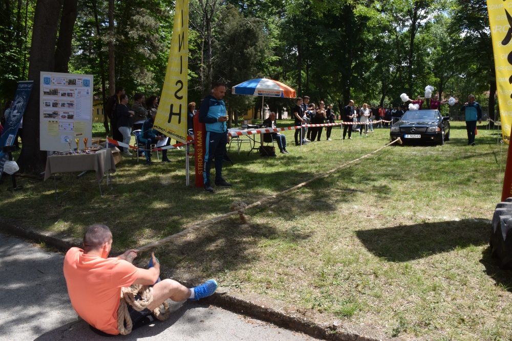 Студенти теглиха автомобил и преобръщаха голяма гума на турнира по силов многобой „Стронг мен“ в Русенския университет