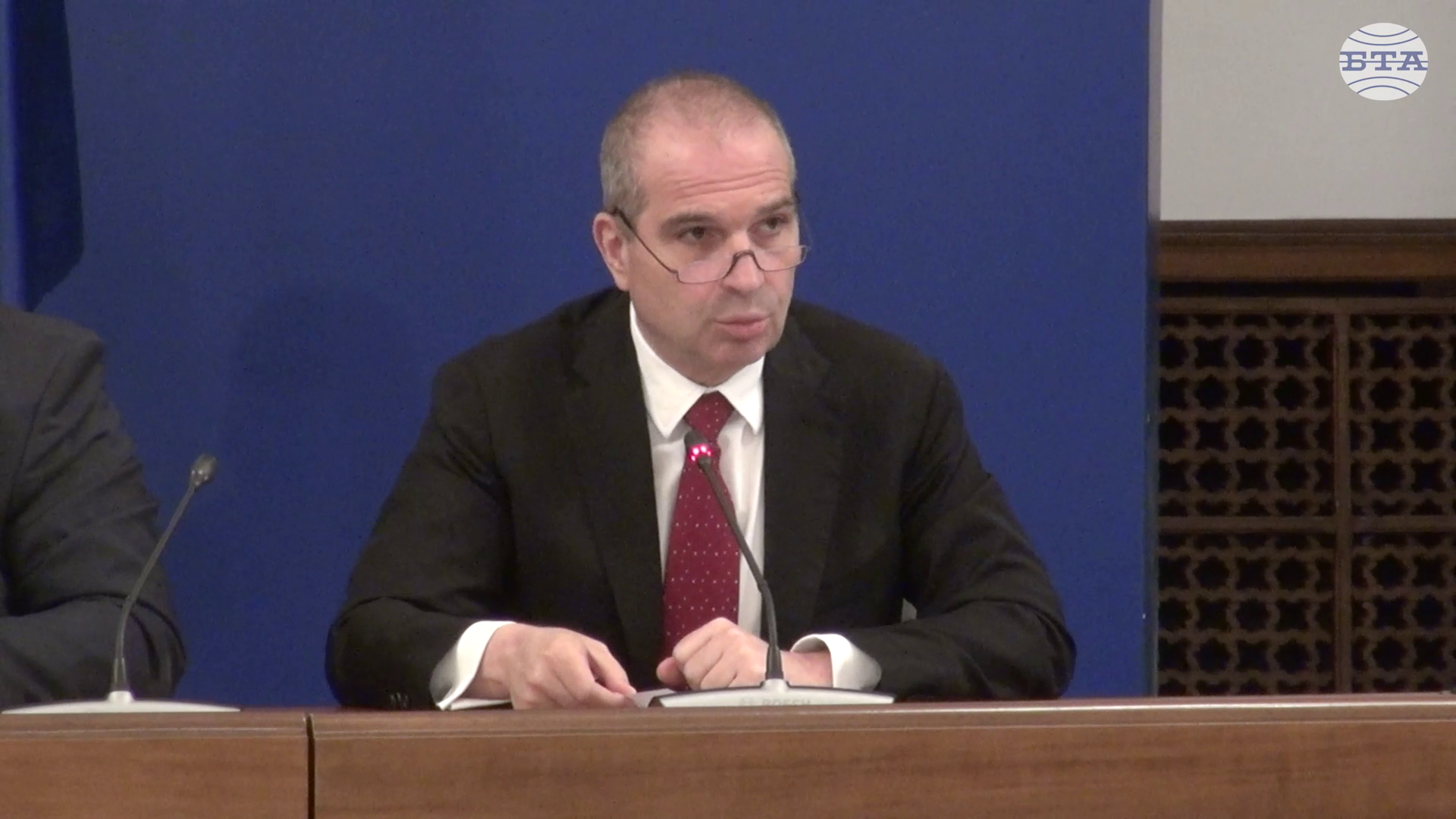 Изготвена и одобрена е Работна програма за изпълнение на мерки за безопасност на движението по пътищата, каза вицепремиерът Гроздан Караджов