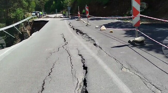 От утре затварят за движение пътя Девин – Михалково – Кричим заради пропадане на каменна подпорна стена