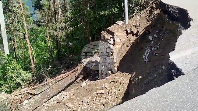 Паднала скална маса затруднява движението по път II-86 Смолян - Пловдив, удължиха срока за забраната за движение по пътя Девин - Кричим